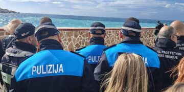 Travolta da un’onda a Cirkewwa, comunità polacca e soccorritori ricordano Oliwia Wojnowska