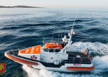 Barca incagliata nel nord del Paese durante il maltempo, soccorsi un uomo e il suo cane