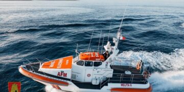 Barca incagliata nel nord del Paese durante il maltempo, soccorsi un uomo e il suo cane