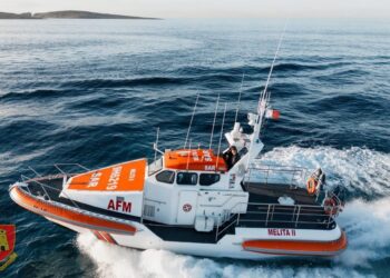 Barca incagliata nel nord del Paese durante il maltempo, soccorsi un uomo e il suo cane