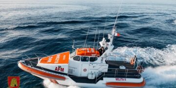 Barca incagliata nel nord del Paese durante il maltempo, soccorsi un uomo e il suo cane