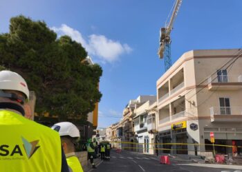 Qormi, vento forte destabilizza una gru: residenti evacuati