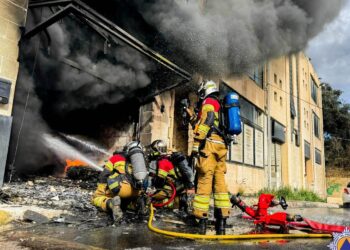 Fiamme in un garage a Birkirkara, intervento della Protezione Civile