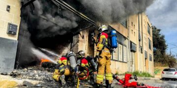 Fiamme in un garage a Birkirkara, intervento della Protezione Civile