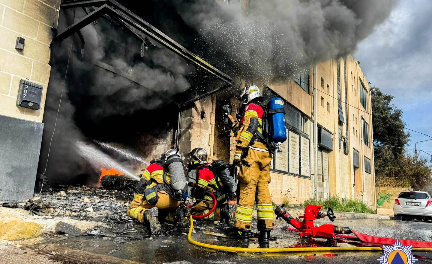 Fiamme in un garage a Birkirkara, intervento della Protezione Civile