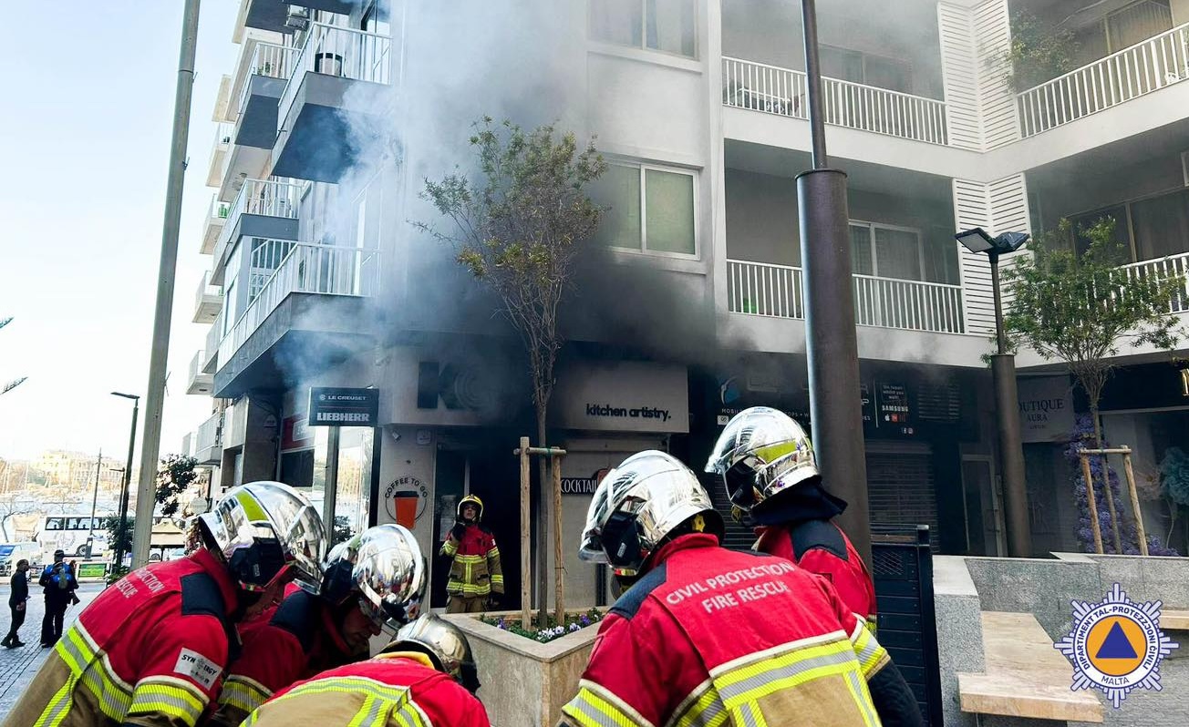 Incendio in un negozio a Sliema, fiamme domate dai vigili del fuoco