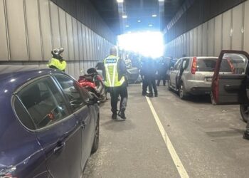 Carambola nel tunnel di Santa Lucija: ferito gravemente un motociclista