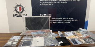 Frode online, raggirate duecento vittime e sottratto un milione di euro: due arresti a Malta