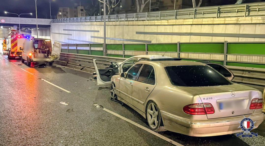 Carambola nella notte a Tarxien, feriti due funzionari di Transport Malta in servizio