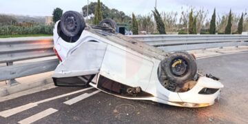 Auto fuori controllo si ribalta ad Attard, donna ricoverata