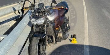 Travolta da una moto mentre attraversa la strada: giovane donna e centauro in ospedale