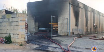 Fiamme in un capannone industriale a Xewkija, intervento dei soccorsi