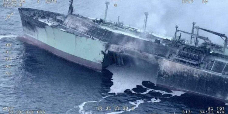 Nave cisterna russa esplode tra Malta e Libia, Mosca accusa Kiev: «Droni navali contro la Arctic Metagaz»