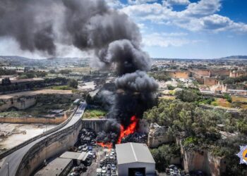 Fiamme in un sito industriale a Mqabba, mobilitata la Protezione Civile
