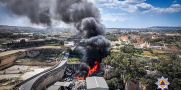 Fiamme in un sito industriale a Mqabba, mobilitata la Protezione Civile