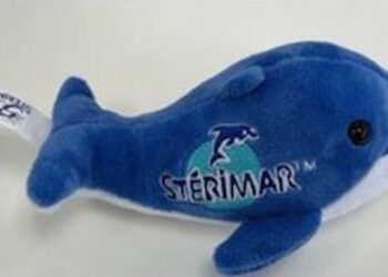 Allarme per un peluche a forma di delfino, rischio soffocamento per i bambini