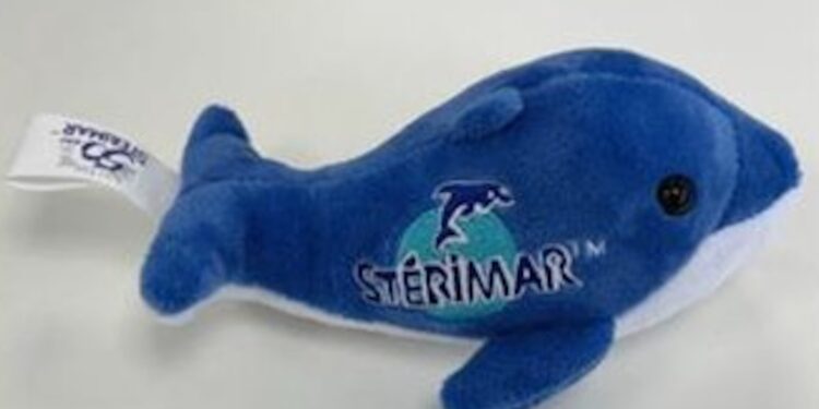 Allarme per un peluche a forma di delfino, rischio soffocamento per i bambini