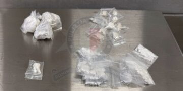 Scambio sospetto in strada, arrestato presunto pusher: droga per 11mila euro