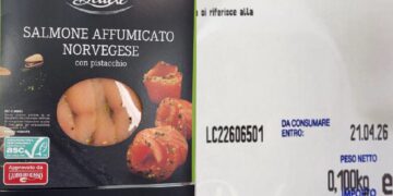 Allerta alimentare, richiamato salmone affumicato: rischio listeria
