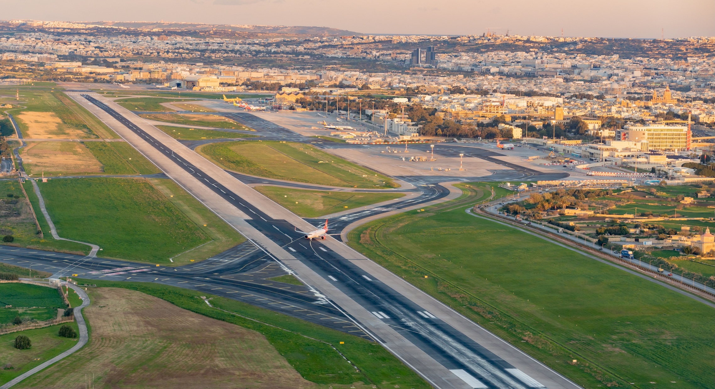 Svolta green per il Malta International Airport: maxi piano da 12,5 milioni per ridurre le emissioni