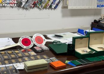 Diretto a Malta con lingotti d’oro, gioielli e orologi di lusso nascosti in cassaforte: sequestro al porto di Pozzallo