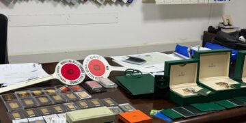 Diretto a Malta con lingotti d’oro, gioielli e orologi di lusso nascosti in cassaforte: sequestro al porto di Pozzallo