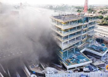 Incendio nel cantiere dello SkyParks 2, edifici evacuati: fiamme domate senza feriti