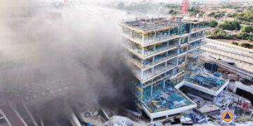 Incendio nel cantiere dello SkyParks 2, edifici evacuati: fiamme domate senza feriti