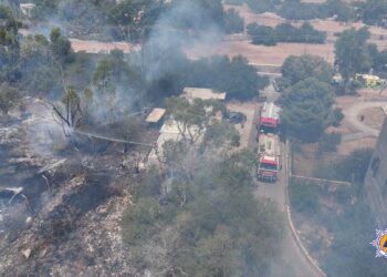 Vasto incendio di sterpaglie a Hal Farrug: in campo 30 vigili del fuoco e 12 mezzi