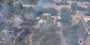 Vasto incendio di sterpaglie a Hal Farrug: in campo 30 vigili del fuoco e 12 mezzi