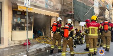 Incendio in una ferramenta a Gzira: domate le fiamme, nessun ferito