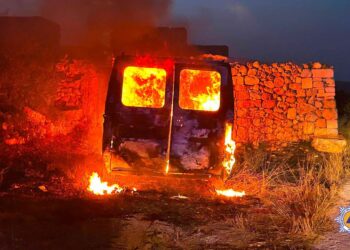 Furgone divorato dalle fiamme in un campo a Dingli, intervento dei vigili del fuoco