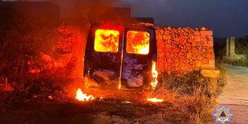 Furgone divorato dalle fiamme in un campo a Dingli, intervento dei vigili del fuoco