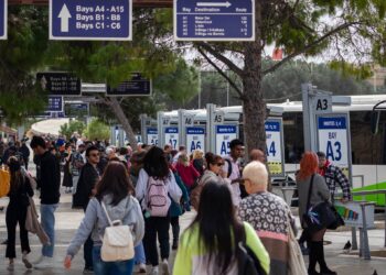 folla gente turisti valletta persone