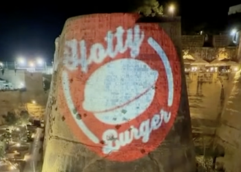 I bastioni di Valletta trasformati in cartellone pubblicitario per hamburger, scoppia la polemica
