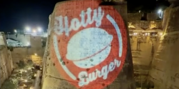 I bastioni di Valletta trasformati in cartellone pubblicitario per hamburger, scoppia la polemica