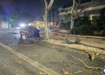 Perde il controllo dell’auto e si schianta contro un albero: 36enne gravemente ferito