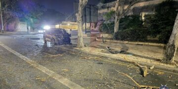 Perde il controllo dell’auto e si schianta contro un albero: 36enne gravemente ferito