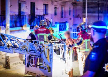 Incendio in una palazzina a Marsascala, salvate cinque persone e un cane