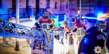Incendio in una palazzina a Marsascala, salvate cinque persone e un cane