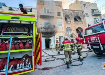 Fiamme in un garage a Zebbug: residenti evacuati per precauzione