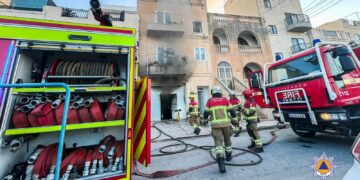 Fiamme in un garage a Zebbug: residenti evacuati per precauzione