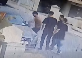 Ubriaco prende a pugni lo specchietto di un’auto in sosta e lo distrugge: 27enne resta in carcere