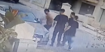 Ubriaco prende a pugni lo specchietto di un’auto in sosta e lo distrugge: 27enne resta in carcere
