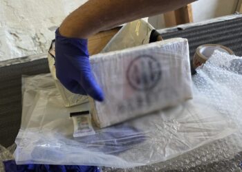 Cocaina nascosta in un pacco dalla Francia: 40enne arrestato alla consegna