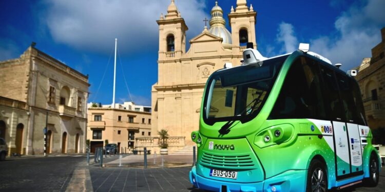 Debutta sulle strade di Gozo il primo autobus a guida autonoma