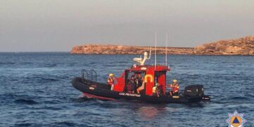 Barca si rovescia al largo delle St. Paul’s Islands: tratte in salvo quattro persone