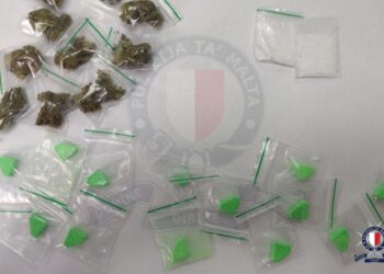 Scambia un poliziotto in borghese per un cliente: pusher arrestato insieme ad altri tre uomini