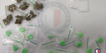 Scambia un poliziotto in borghese per un cliente: pusher arrestato insieme ad altri tre uomini