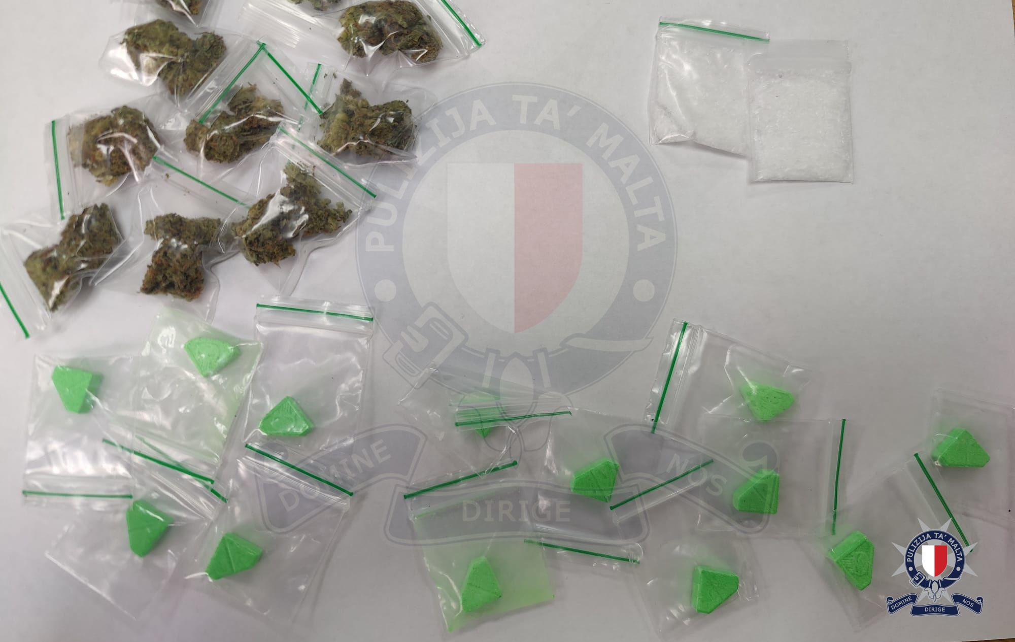 Scambia un poliziotto in borghese per un cliente: pusher arrestato insieme ad altri tre uomini
